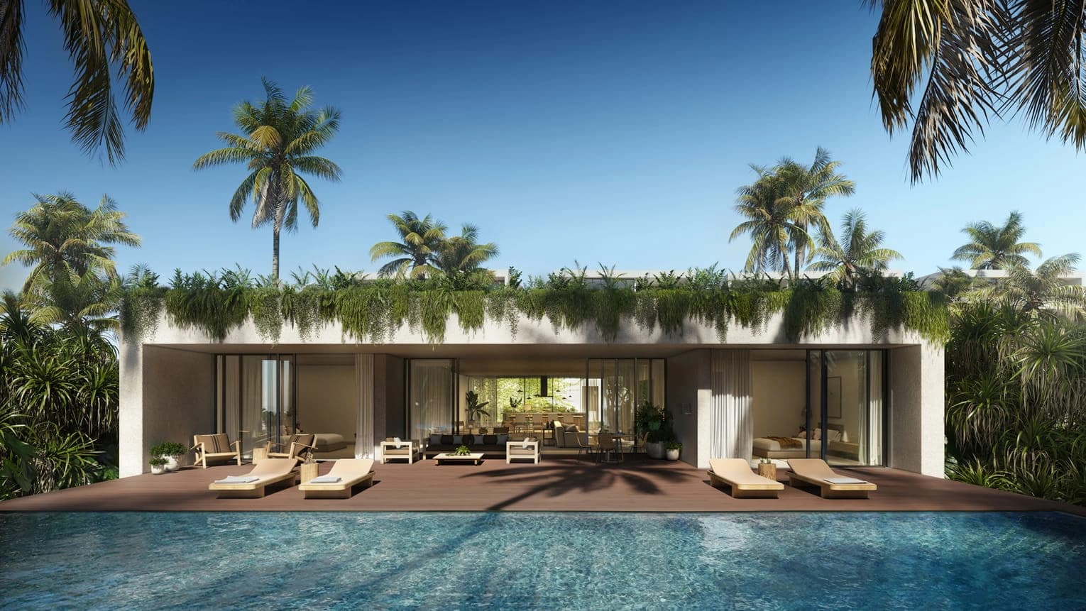 Une villa moderne et luxueuse avec une piscine rectangulaire en premier plan, son toit est orné de plantes vertes luxuriantes et de palmiers sous un ciel bleu clair. Une grande terrasse en bois clair est meublée de chaises longues et d'un salon d'extérieur devant les baies vitrées ouvertes de la villa.