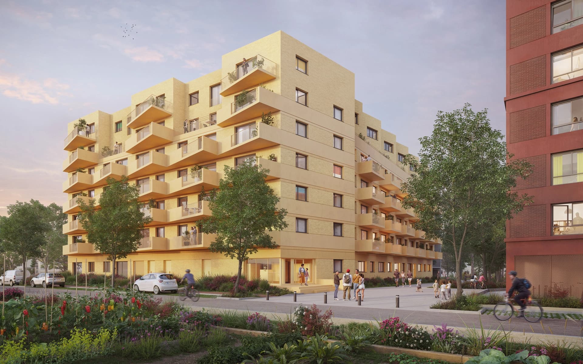 Bâtiment résidentiel jaune moderne aux balcons angulaires et jardins partagés dans un quartier urbain animé.